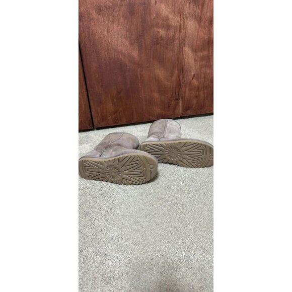 Classic UGG Womens Short Boots Size 8 Taupe Suede Shearling Lined Winter Shoes - Picture 7 of 10